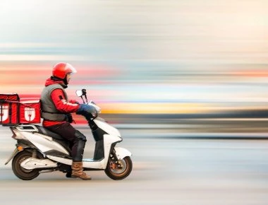 Υπ. Εργασίας: Εγκύκλιος για υποχρεώσεις εργοδοτών στους διανομείς - Η επιχείρηση θα παρέχει μηχανάκι και βενζίνη